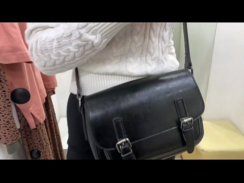 ❤️ 試着室でディルドを使った若い雌犬フェラルベリーの公開オナニー ❤ セックス ❌️❤