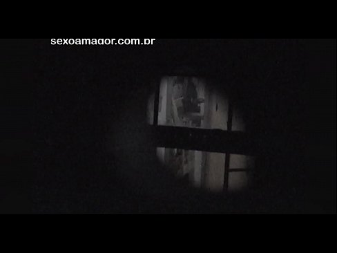 ❤️ ブロンドが空洞のレンガの後ろに隠れた近所の盗撮犯に密かにビデオ撮影される ❤ セックス ❌️❤